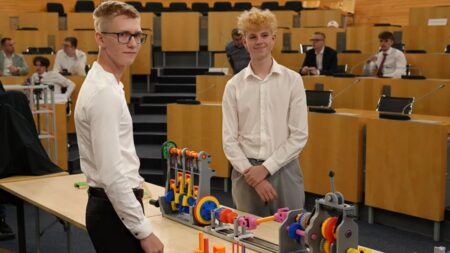 Studenti z Děčína vytiskli na 3D tiskárně celý šestiválec i se spojkou a převodovkou v životní velikosti