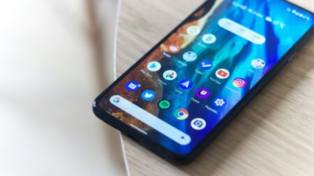 Většina lidí to ignoruje, dokud nepřijde výpis z účtu. Hacknutý telefon poznáte dříve, než bude pozdě
