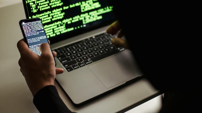 Telefon, notebook, hacker