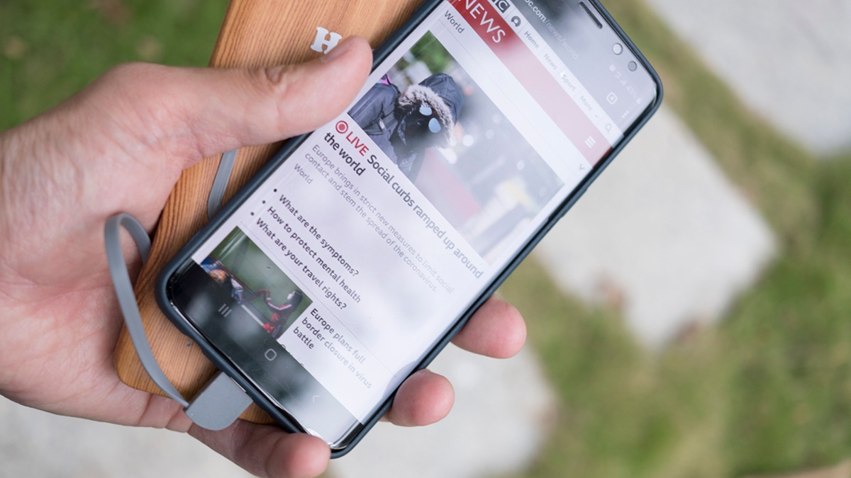 Baterie v telefonu vydrží o hodiny déle. Stačí vypnout 5G a změnit nastavení displeje, který žere nejvíce