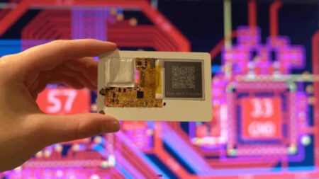 Počítač tenký jako platební karta: 1 mm, e-ink displej a Wi-Fi. Nadšenec ho postavil sám a dal návod všem