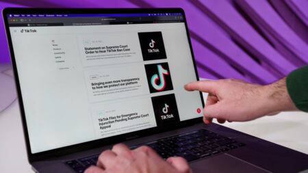 Podvodníci baží po firemních účtech na TikToku. S pomocí falešných odkazů je vykrádají