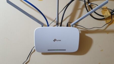 Rusové útočí na domácí Wi-Fi routery a kradou citlivá data. Americká špionážní agentura radí: „Restartujte každou neděli“