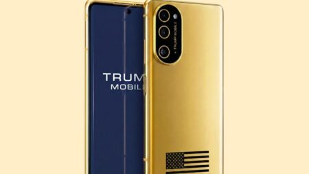 Naleštěná bída: Trumpův telefon rozebrali šroubek po šroubku a našli v něm dva roky staré HTC
