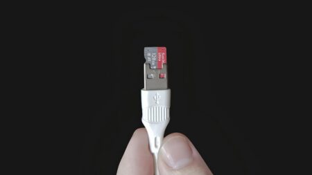 Obyčejný USB kabel, který vás hackne. Vypadá úplně nevinně, ale vmžiku vám ukradne vše, co máte
