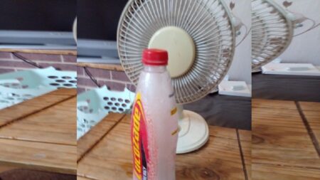 Češi věří, že zmrzlá lahev před ventilátorem ochladí byt místo klimatizace. Fyzik spočítal, že to je přesně naopak