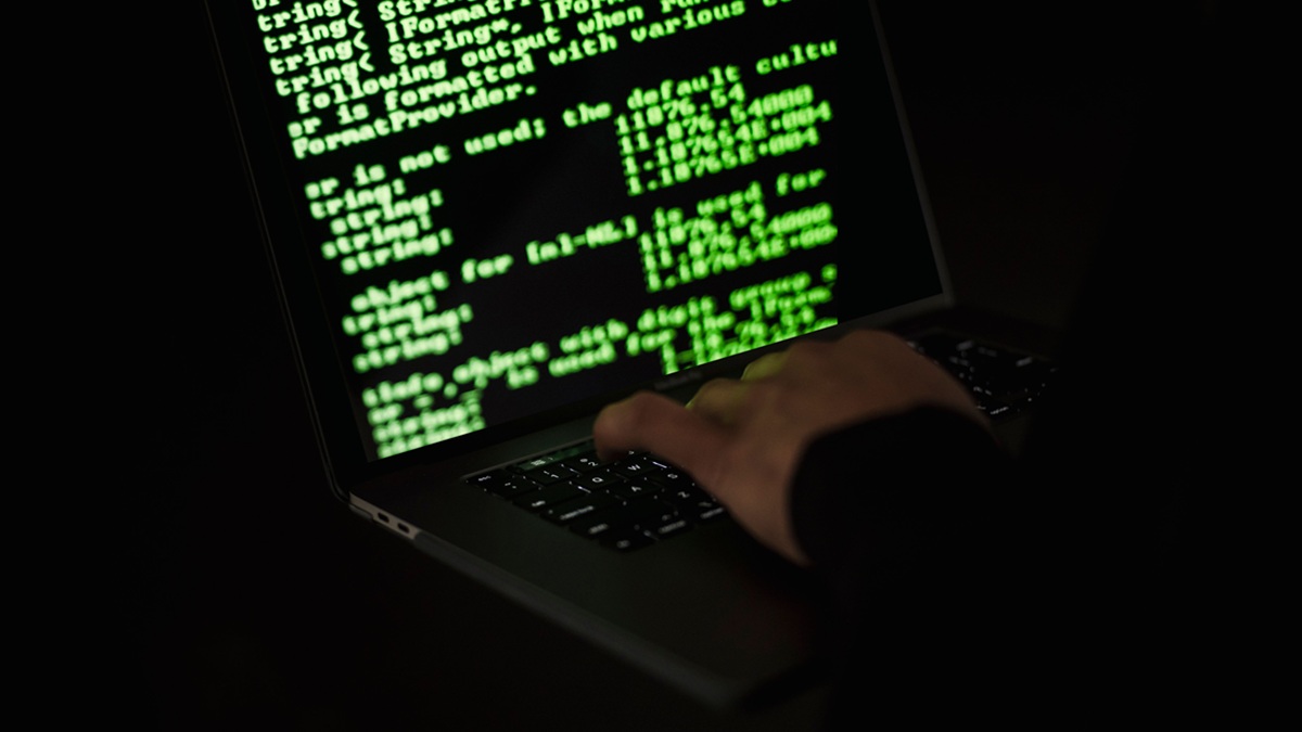 Windows 11 stojí proti tvrdému soupeři. Virus založený na AI obchází antiviry a krade přihlašovací údaje