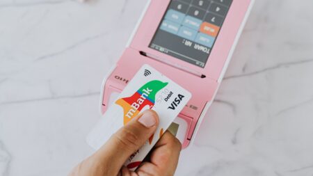 Konec svobody peněz? VISA a ChatGPT chtějí, aby umělá inteligence utrácela vaše peníze v bance místo vás