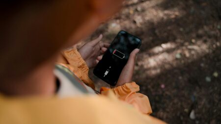 Češi věří mýtům o nabíjení telefonu starých i desítky let. Některé přitom baterii aktivně ničí