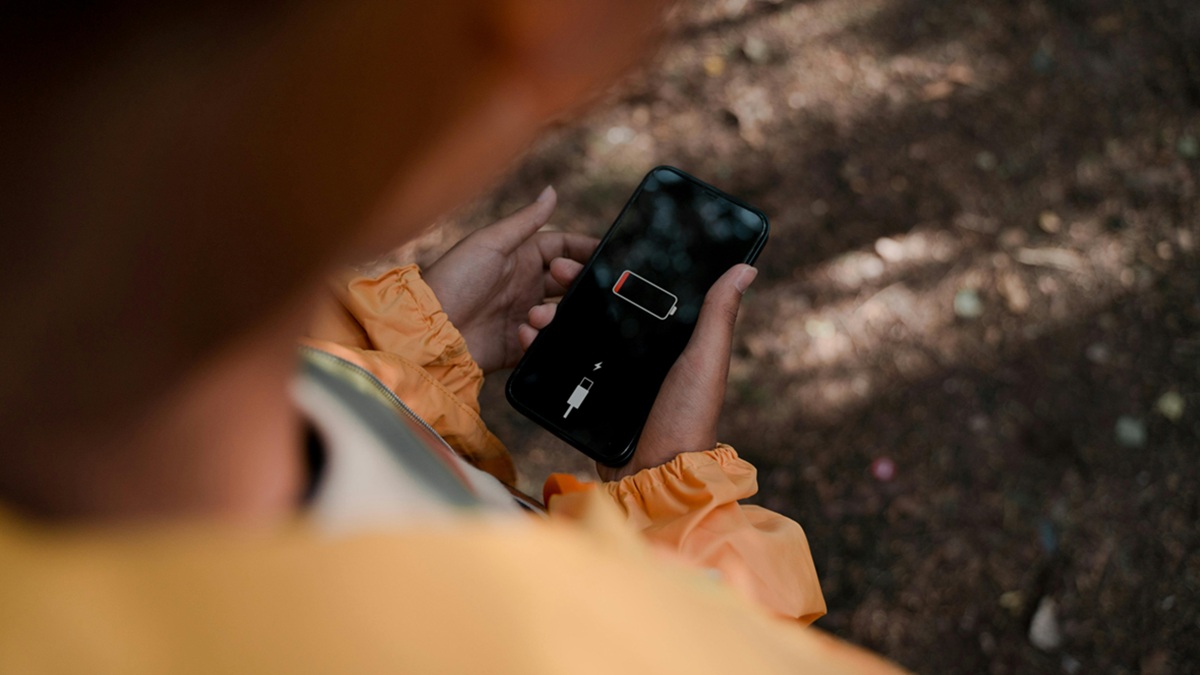Češi věří mýtům o nabíjení telefonu starých i desítky let. Některé přitom baterii aktivně ničí