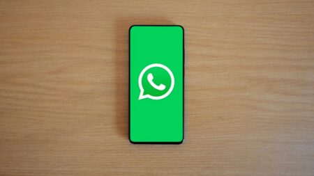 WhatsApp má bezpečnostní „díru“, o níž většina Čechů neví. Vaše nahé fotky i zprávy pak zůstávají nešifrované