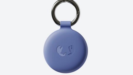 Za pár korun koupíte v Actionu přívěsek, který najde ztracené klíče stejně jako AirTag. Funguje s iPhonem i Androidem