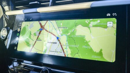 Google je oficiálně nepovoluje, přesto je Android Auto zvládá. Aplikace na video a web změní jízdu k nepoznání