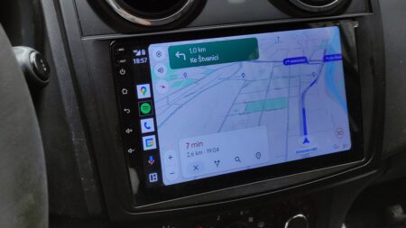 Android Auto vám nedovolí pouštět videa. Bezplatná aplikace to obchází a promění displej v kino