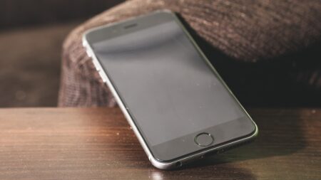 TikTok vypálil stopu přímo do OLED displeje. Zapněte šedou obrazovku a uvidíte, jestli máte stejný problém