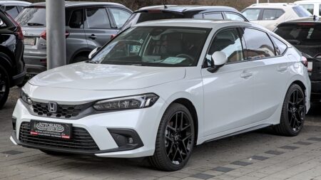 Koupíte si ještě nové auto? Od 7. července 2026 musí každé nové auto v EU hlídat, jestli řidič kouká na silnici a nesleduje telefon