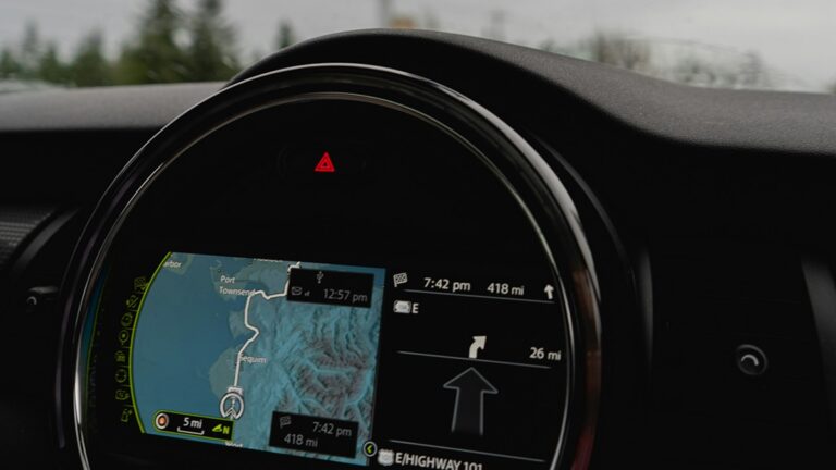 Auto, volant, mapa na displeji