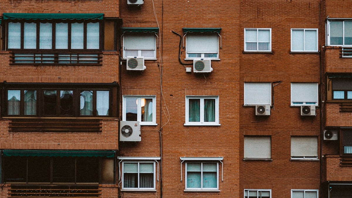 Sousedova klimatizace fouká horký vzduch na váš balkon. Právník radí, jak se bránit a kdy máte nárok na žalobu