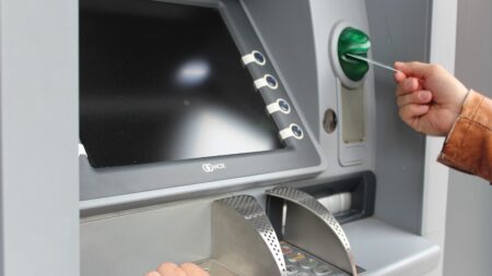 PČR varuje před oblíbeným podvodem: Přiložíte kartu k bankomatu, ale vaše peníze vybírá někdo jiný