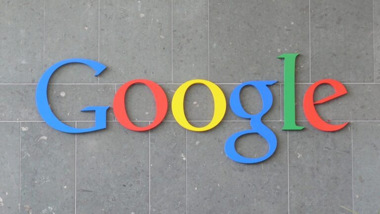 Barevný Google nápis