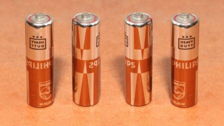 V Actionu jsou značkové baterie Philips za 5 Kč, Češi je berou po desítkách. Vydrží stejně jako konkurence za trojnásobek