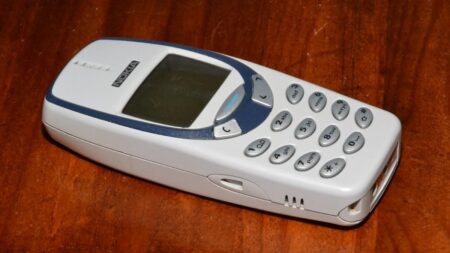 I stará Nokia v šuplíku může mít hodnotu ojetiny. Některé telefony kdysi běžné v ČR kupují sběratelé za 100 000 Kč