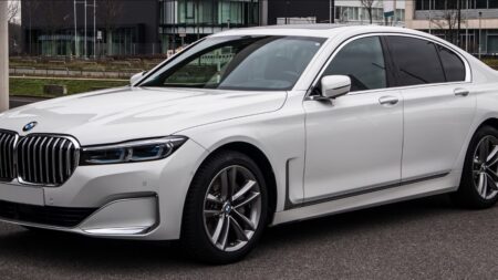 BMW a Toyota našly alternativu k elektroautům. Tankují benzin z odpadu a srážejí emise o 70 %