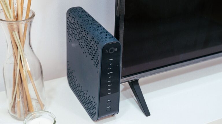 Černý Wi-Fi router NOS