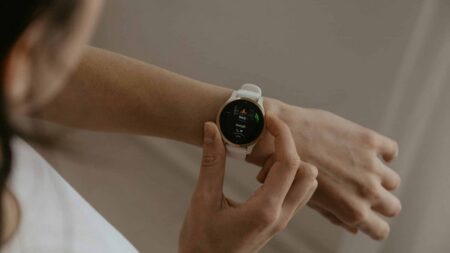Apple konečně našel soupeře Apple Watch: Samsung Galaxy Watch 9 svítí 3krát jasněji, stojí méně a válcují ho poprvé i v hardwaru