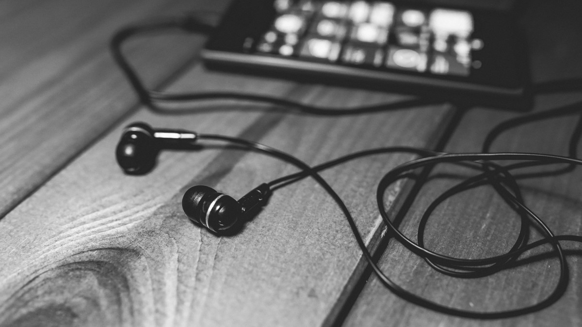 Stále více lidí opět spoléhá na drátová sluchátka, Ronaldo, Dua Lipa i Harry Styles. Bluetooth má vážný problém