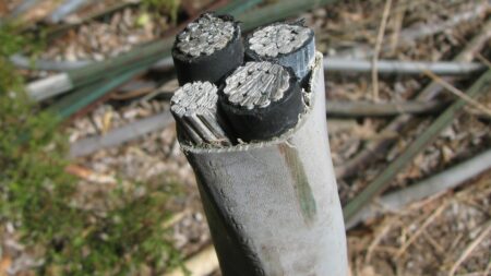 Energošmejdi zaklepou a řeknou, že mění elektroměr. Jeden podpis a platíte o tisíce více, aniž to víte