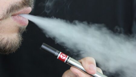 Jsou nebezpečné, přesto je používáte. Elektronická cigareta explodovala muži v ústech a úlomky mu prorazily lebku