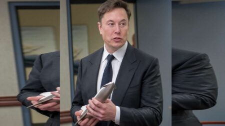 SpaceX má tajně vyvíjet AI telefon, který nepotřebuje iOS ani Android. Investorům už prý ukázal funkční prototyp