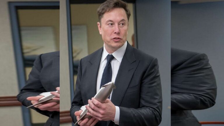 Elon Musk s modelem rakety