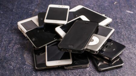Nevyhazujte staré telefony do odpadu. Za Nokii, Motorolu nebo iPhone dostanete statisíce