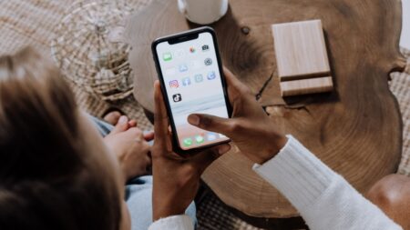 Zavíráte aplikace přejetím prstu, abyste šetřili baterii? Apple potvrdil, že děláte pravý opak, rozdíl je i 12 %