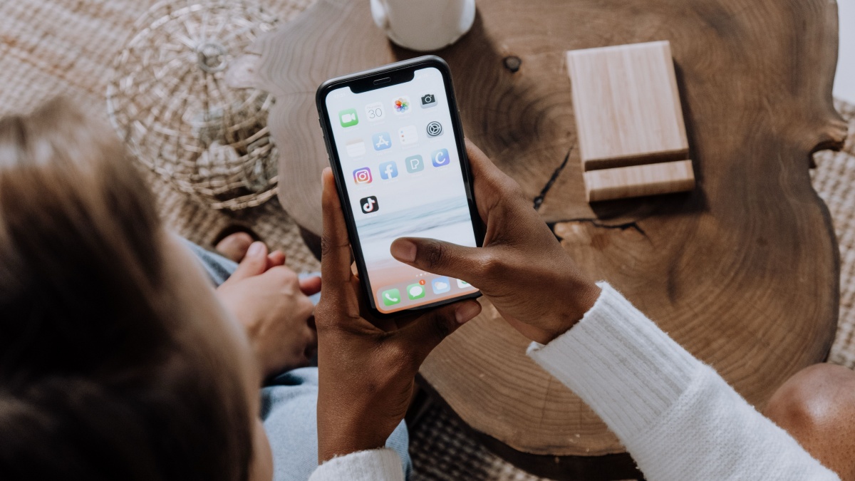 Zavíráte aplikace přejetím prstu, abyste šetřili baterii? Apple potvrdil, že děláte pravý opak, rozdíl je i 12 %