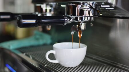 Kapslový kávovar vás ročně stojí víc než za espresso, mlýnek i filtr. Spočítali jsme cenu za šálek u všech čtyř typů