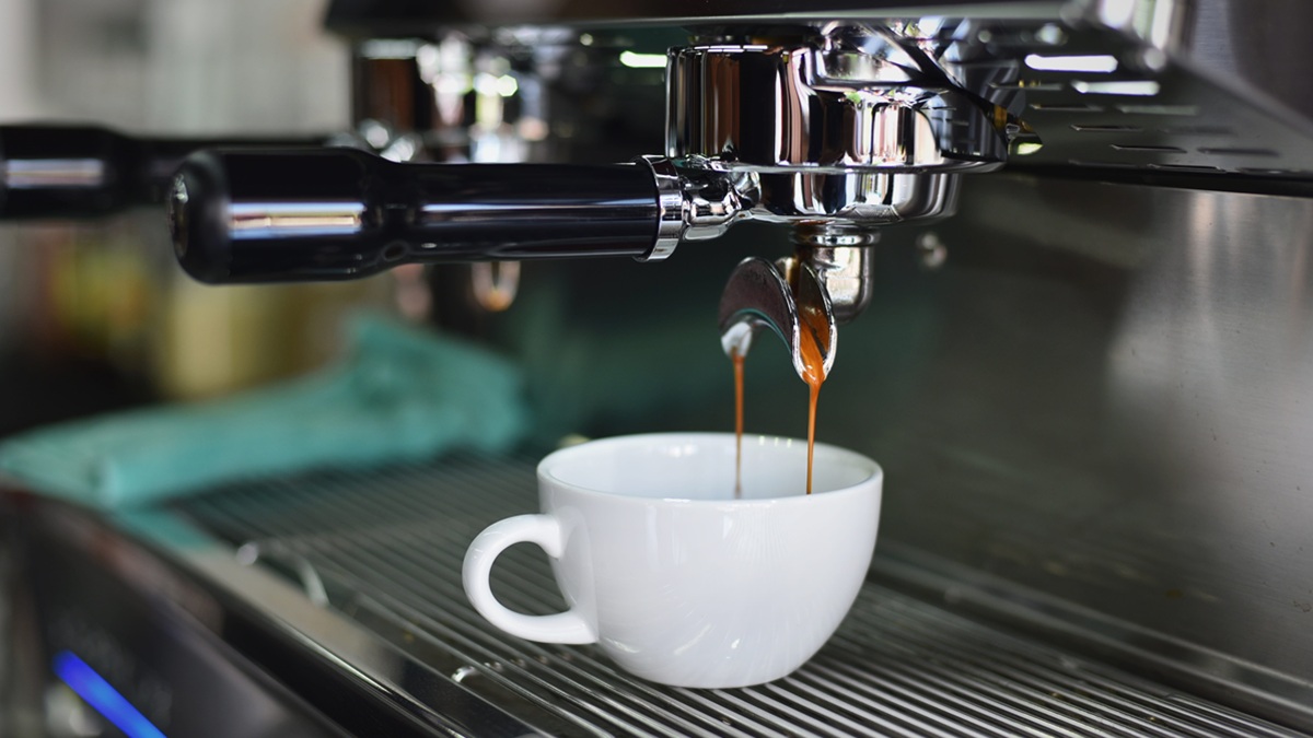 Kapslový kávovar vás ročně stojí víc než za espresso, mlýnek i filtr. Spočítali jsme cenu za šálek u všech čtyř typů