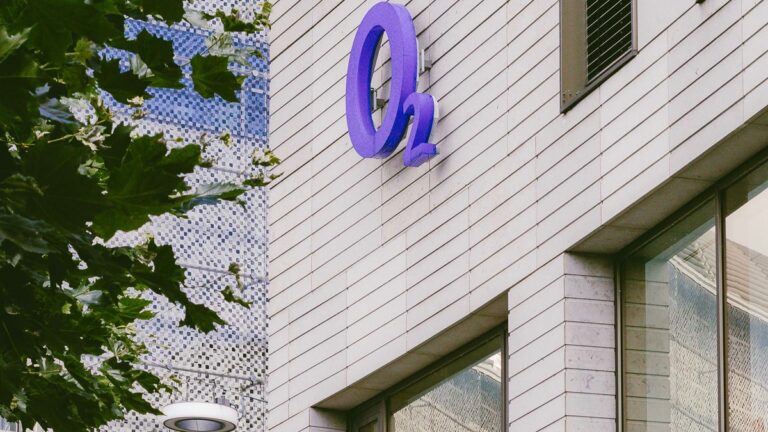 Logo O2, operátor, prodejna
