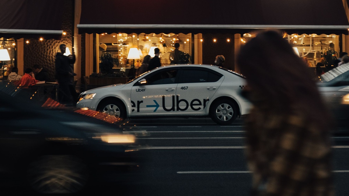 Uber si objednáte bez aplikace i bez mobilu: na letišti stačí přiložit kartu ke kiosku a nastoupit do auta