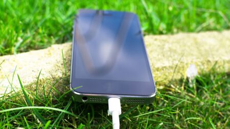 Čechy zajímá, jak nabít telefon za 20 sekund. „Kouzelníci“ z Temu mezitím ukazují zázračné generátory. Fyzika je ale neúprosná