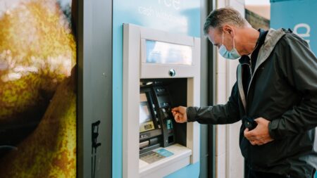 Bankomat ženě peníze nevydal, tak odešla. A přesně to podvodníci chtěli – za minutu si je vybrali sami