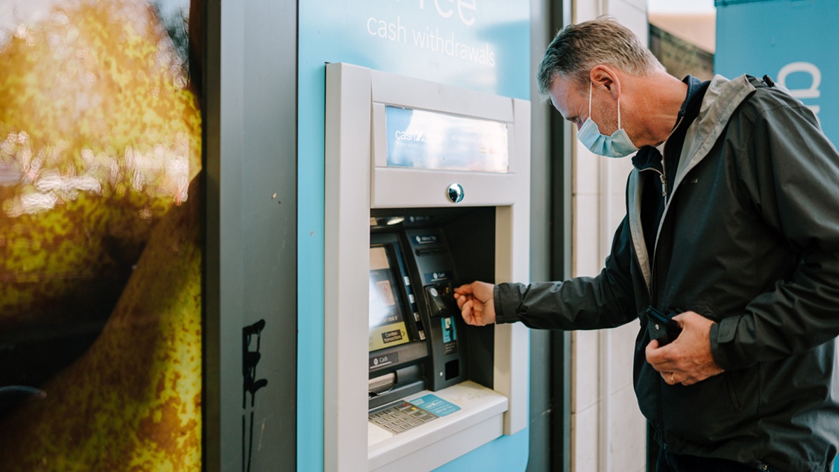 Bankomat ženě peníze nevydal, tak odešla. A přesně to podvodníci chtěli – za minutu si je vybrali sami