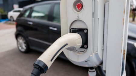 Zloději mědi vrakují nabíjecí stanice elektromobilů ve velkém. Škody jdou do stamilionů, policie je nestíhá chytat