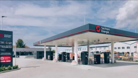 10 minut nabíjení, 300 km dojezdu. Kousek za českými hranicemi roste obří „super-pumpa“ pro elektromobily