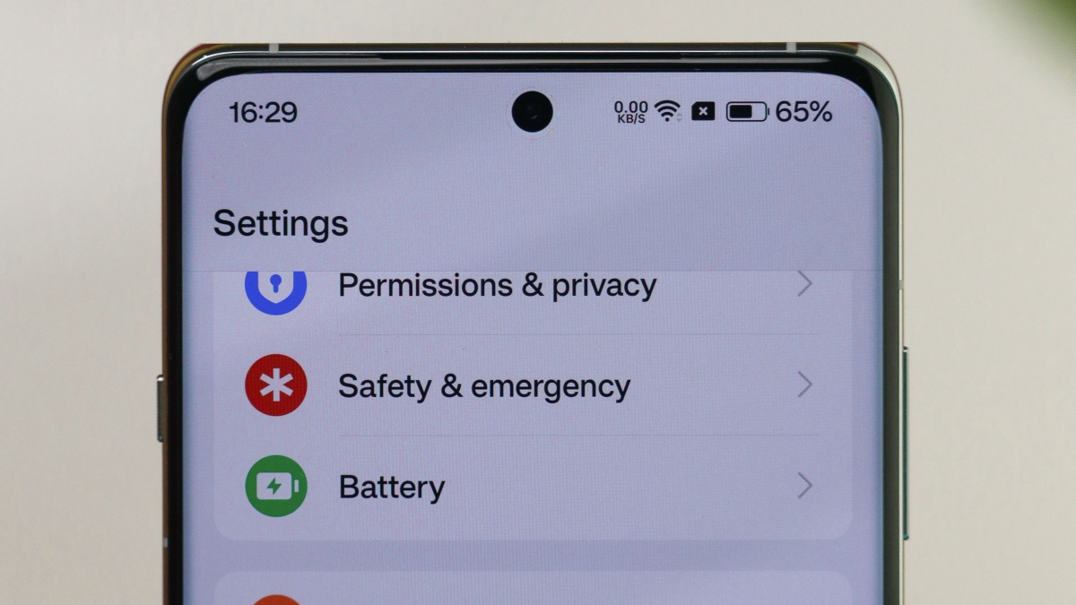 Stačí připojit telefon k nabíječce na letišti a za vteřinu máte prázdný účet. Hackerský útok obejde i zamčený displej