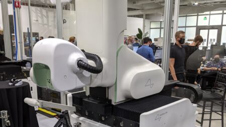 Muskův Neuralink propíchl ochrannou blánu mozku, aniž by chirurg musel řezat. Ochrnutý pacient ovládal myš za hodinu