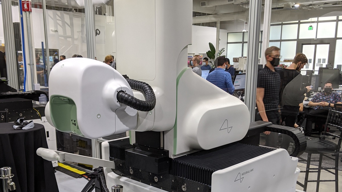 Muskův Neuralink propíchl ochrannou blánu mozku, aniž by chirurg musel řezat. Ochrnutý pacient ovládal myš za hodinu