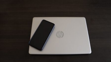 Jeden starý notebook v kontejneru zapálil celý náklad jedovatého odpadu. Hasiči měli hodně těžkou práci, aby ho uhasili